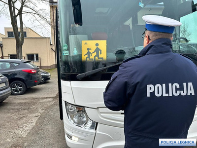 Legniccy policjanci kontrolowali autokary wiozące dzieci na ferie zimowe