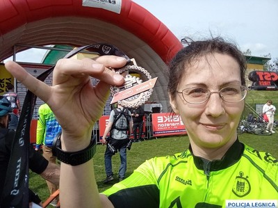 Legnicka policjantka na podium wyścigu kolarskiego Bike Maraton