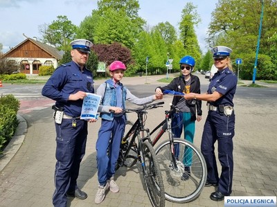 Jednośladem bezpiecznie do celu-legniccy policjanci rozdawali rowerzystom odblaski