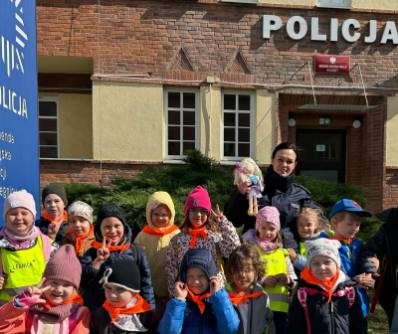 Przedszkolaki odwiedziły policjantów w legnickiej komendzie
