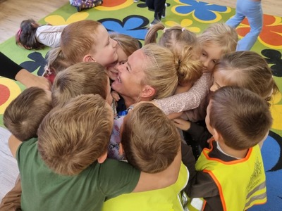 „Bezpieczna droga do przedszkola” – spotkanie policjantki z najmłodszymi