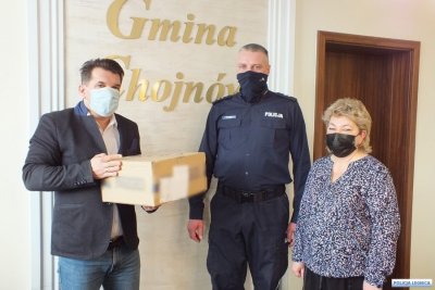 STOP NARKOTYKOM! Gmina Chojnów przekazała policjantom testy do wykrywania narkotyków!