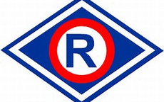 symbol ruchu drogowego litera r w czerwonym okręgu wpisana w niebieski romb