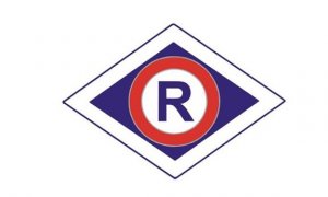 symbol ruchu drogowego litera R w kolorze niebieskim w czerwonym okręgu wpisana w romb