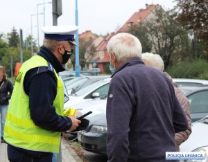 policjant ruchu drogowego rozmawia z seniorami