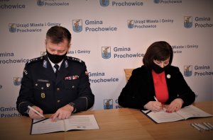 komendant wojewódzki policji wraz z burmistrz miasta i gminy Prochowice podpisują akt notarialny