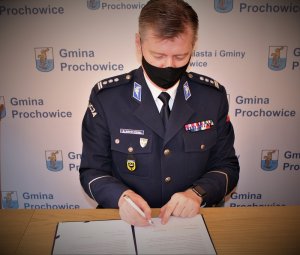 Komendant Wesołowski podpisuje akt notarialny działki pod budowę posterunku policji w Prochowicach
