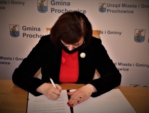 burmistrz miasta i gminy Prochowice podpisuje akt notarialny