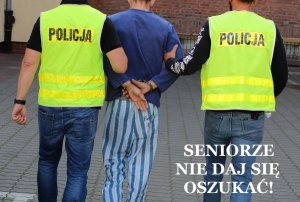 Dwóch mężczyzn w kamizelkach z napisem POLICJA prowadzi mężczyznę w kajdankach, na dole napis &quot;seniorze nie daj się oszukać&quot;