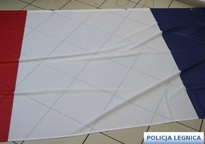 Legniccy policjanci zatrzymali mężczyznę, który zniszczył i znieważył flagę Republiki Francuskiej