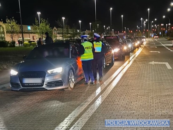 Funkcjonariusze ruchu drogowego podczas kontroli drogowych w trakcie nocnych działa na Bielanach Wrocławskich