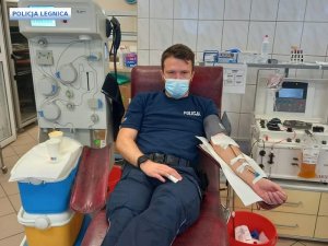 Policjant oddaje osocze w szpitalu.