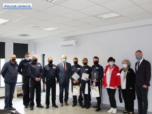 Senator Rzeczypospolitej Polskiej, funkcjonariusze policji, Prezydent Miasta jego zastępca i kierownik regionalnego krwiodawstwa stoją obok siebie.