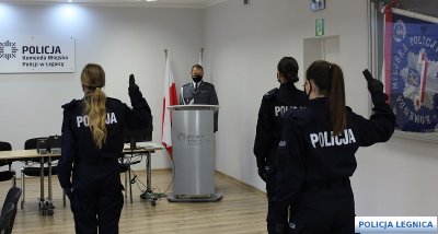 „...SŁUŻYĆ WIERNIE NARODOWI...” -  3 nowe legnickie policjantki złożyły ślubowanie