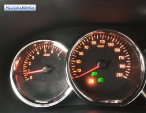 Wskaźnik obrotomierza i szybkościomierza w samochodzie z piktogramami.
