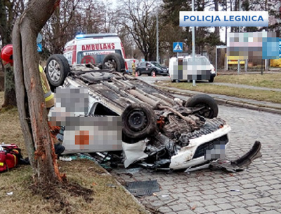 Nietrzeźwy kierowca uderzył w drzewo a następnie dachował. Miał blisko 2,5 promila alkoholu