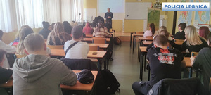 Policjantka prowadzi wykład z maturzystami na temat pracy w policji