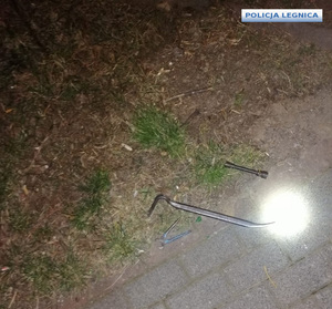 Narzędzia pochodzące z przestępstwa (łom, cążki, latarka)