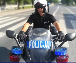 Policjant na motocyklu służbowym.