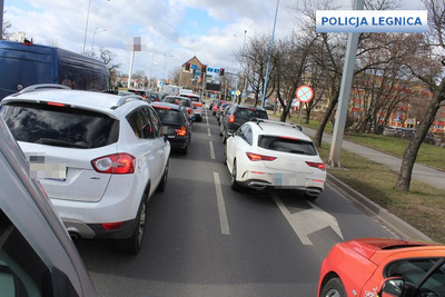 Legniccy policjanci przypominają o utworzeniu KORYTARZA ŻYCIA w przypadku zdarzeń drogowych