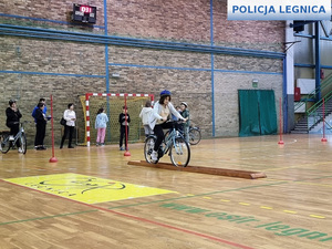 uczestniczka konkursu pokonująca tor przeszkód na rowerze