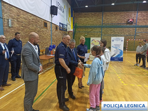 wręczanie medali i nagród uczestnikom przez organizatorów