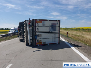 wywrócony pojazd ciężarowy na autostradzie A4