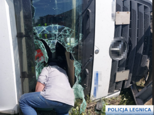 wywrócony pojazd ciężarowy na autostradzie A4 kierowca wyciągający rzeczy przez rozbita szybę czołową pojazdu ciężarowego