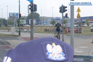 czapka policyjna na tle przejazdu dla rowerów