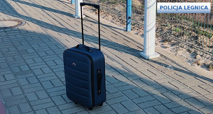 walizka podróżna na peronie