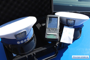 urządzenie do badania trzeźwości czapka policjanta ruchu drogowego na masce radiowozu