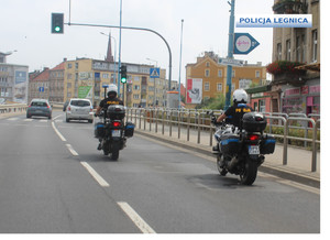 motocykliści policyjni w trakcie jazdy ulicami Legnicy