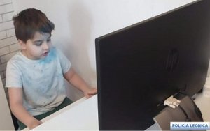 chłopczyk siedzący za komputerem