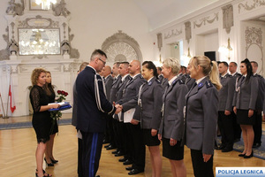 wręczanie awansów przez Komendanta Wojewódzkiego Policji nadinspektora Dariusza Wesołowskiego