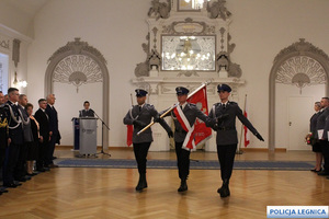 wyprowadzenie sztandaru Komendy Miejskiej Policji w Legnicy