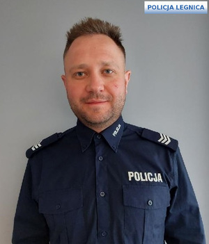 policjant w mundurze