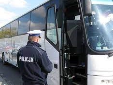 Policjant przy autokarze
