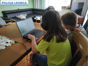 dziewczyna z chłopcem siedzą przy komputerze