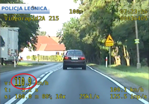 pomiar prędkości pojazdu na którym wyświetlona wartość w czerwony kółku wskazuje 110kilometrów na godzinę