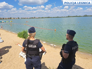policjanci nad wodą
