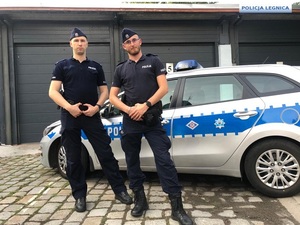policjanci przy radiowozie
