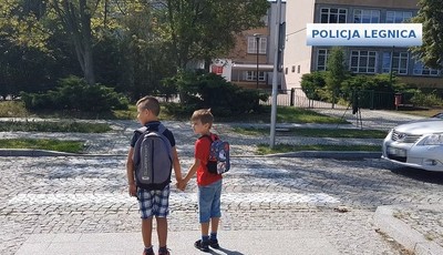 JUŻ JUTRO RUSZA SZKOŁA. POLICJANCI DBAJĄ O BEZPIECZEŃSTWO NAJMŁODSZYCH. PRZYŁĄCZ SIĘ DO NAS I POKAŻ DZIECKU JAK BEZPIECZNIE DOTRZEĆ DO SZKOŁY I PO ZAJĘCIACH WRÓCIĆ DO DOMU.