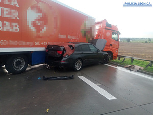 pojazd ciężarowy blokujący drogę przy którym stoi samochód osobowy