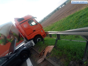 pojazd ciężarowy blokujący drogę przy którym stoi samochód osobowy