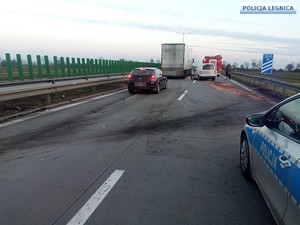 samochód na A4  po uderzeniu w bariery energochłonne