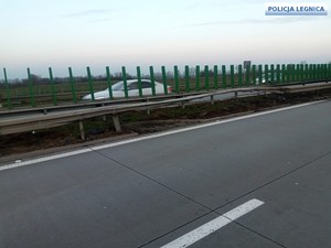 samochód na A4  po uderzeniu w bariery energochłonne