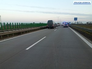 samochód na A4  po uderzeniu w bariery energochłonne