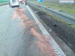 samochód na A4  po uderzeniu w bariery energochłonne