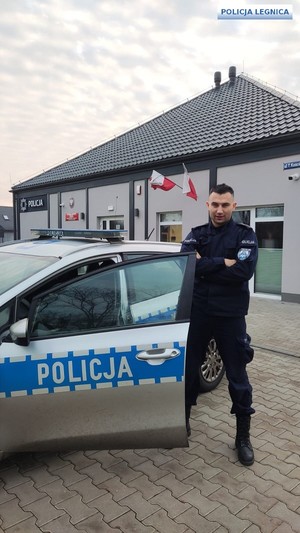 policjant przy radiowozie