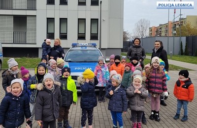 PRZEDSZKOLAKI ODWIEDZIŁY POLICJANTÓW W KOMENDZIE MIEJSKIEJ POLICJI W LEGNICY